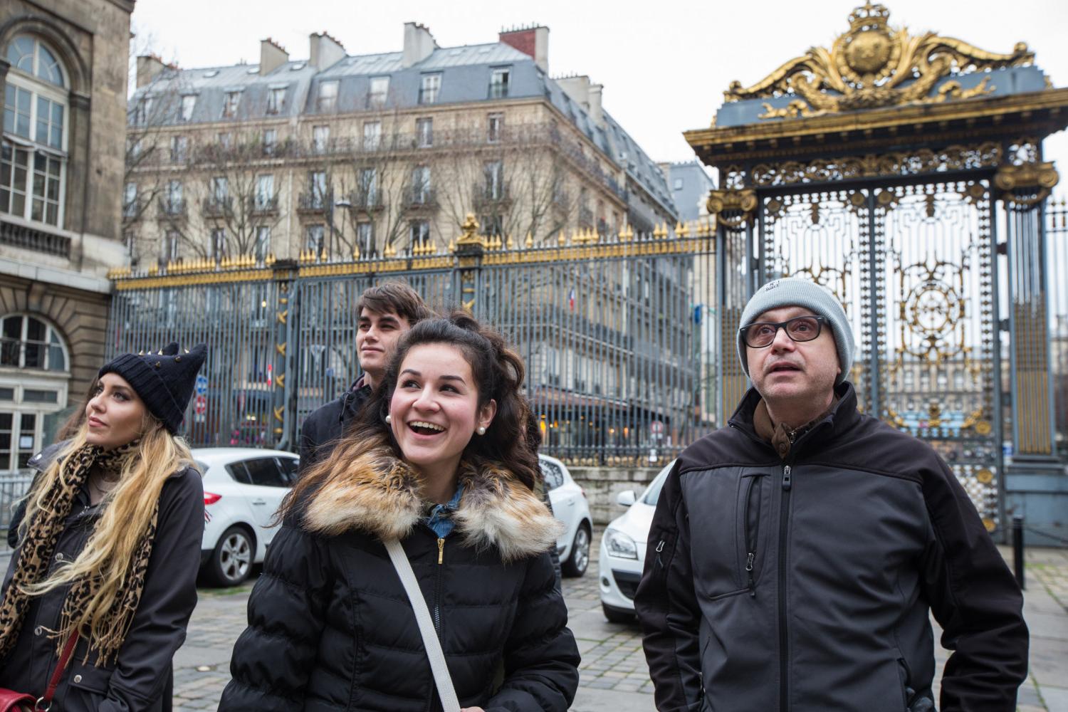 <a href='http://dg3.cmbfz.com'>BETVLCTOR伟德登录</a> French Professor Pascal Rollet leads students on a study tour in Paris.
